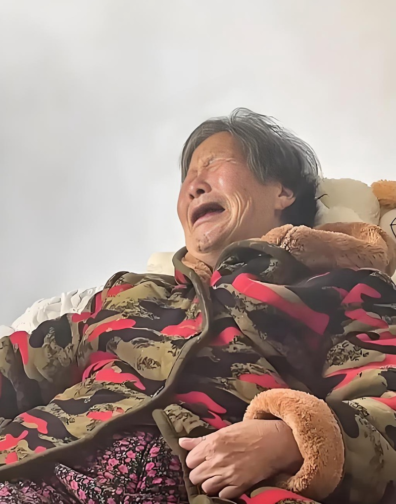 hình ảnh mẹ già khóc 26