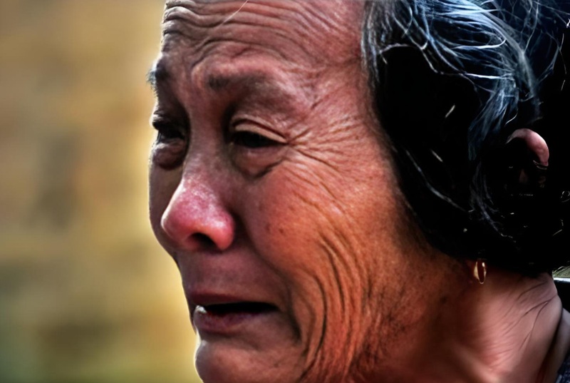 hình ảnh mẹ già khóc 27