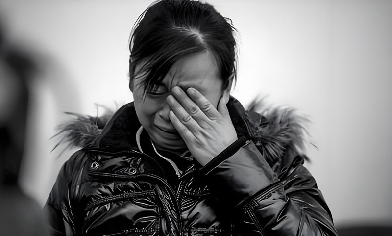 hình ảnh mẹ già khóc 28