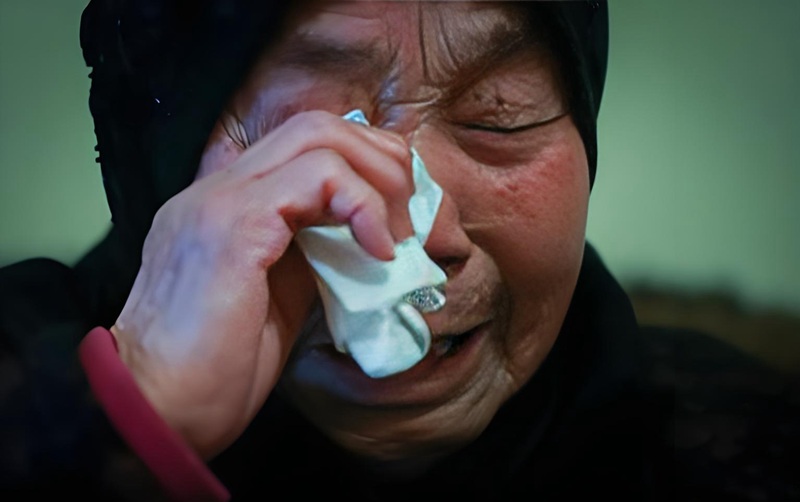 hình ảnh mẹ già khóc 29