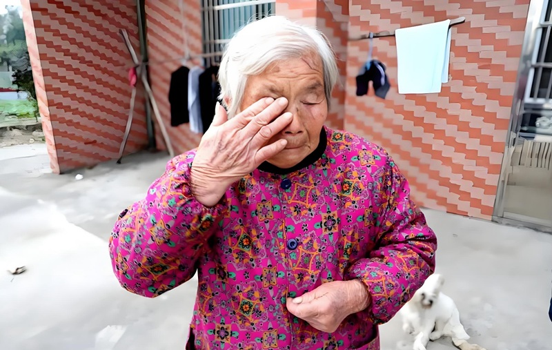 hình ảnh mẹ già khóc 3