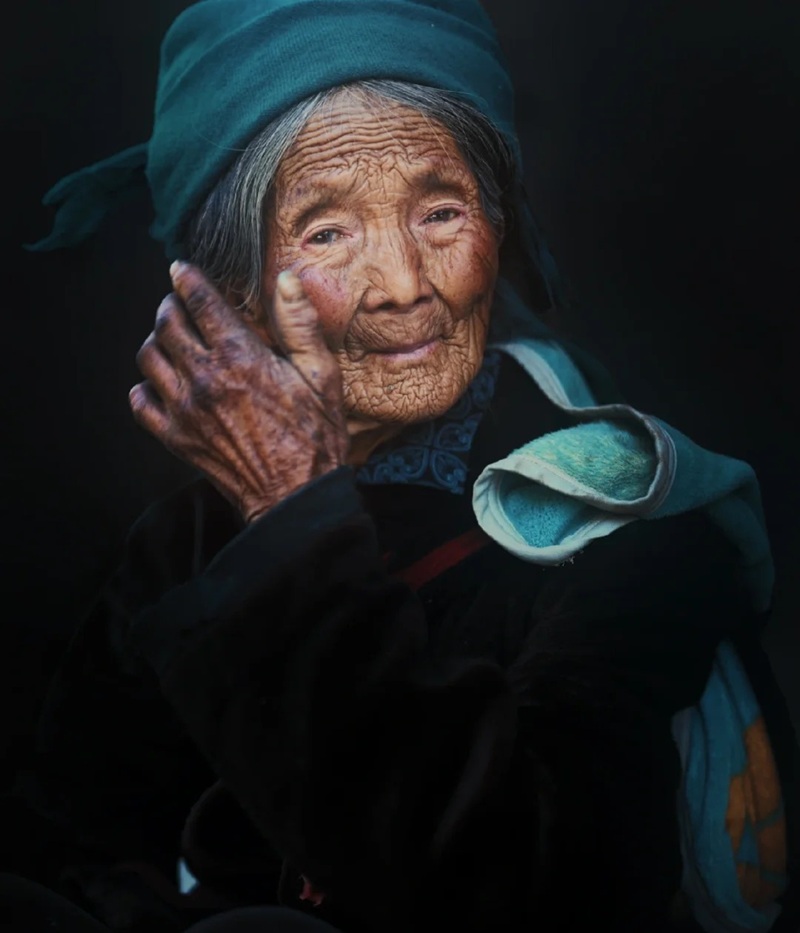 hình ảnh mẹ già khóc 32