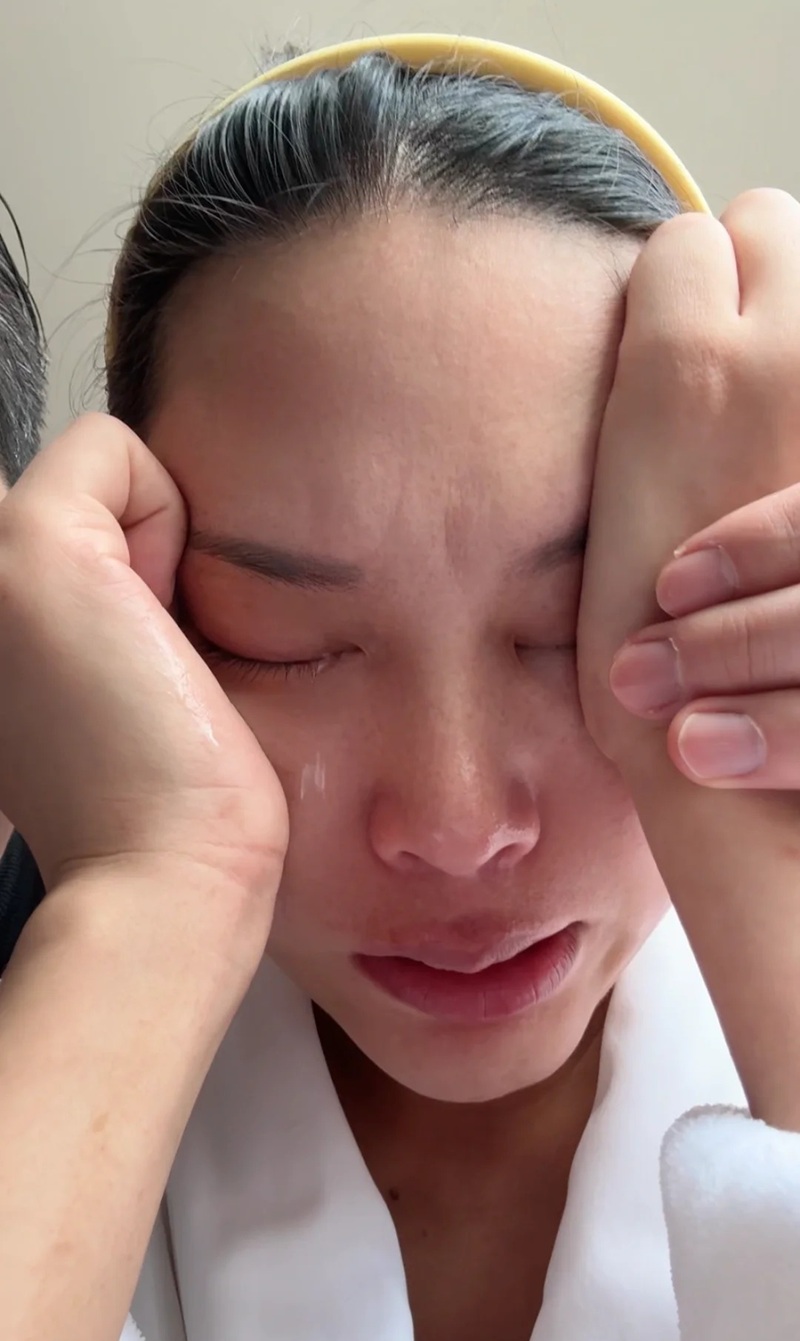 hình ảnh mẹ già khóc 34