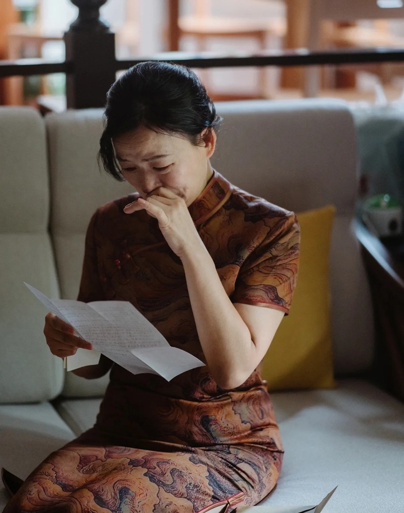 hình ảnh mẹ già khóc 37