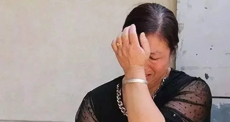 hình ảnh mẹ già khóc 39