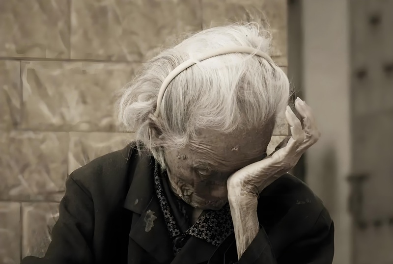 hình ảnh mẹ già khóc 4