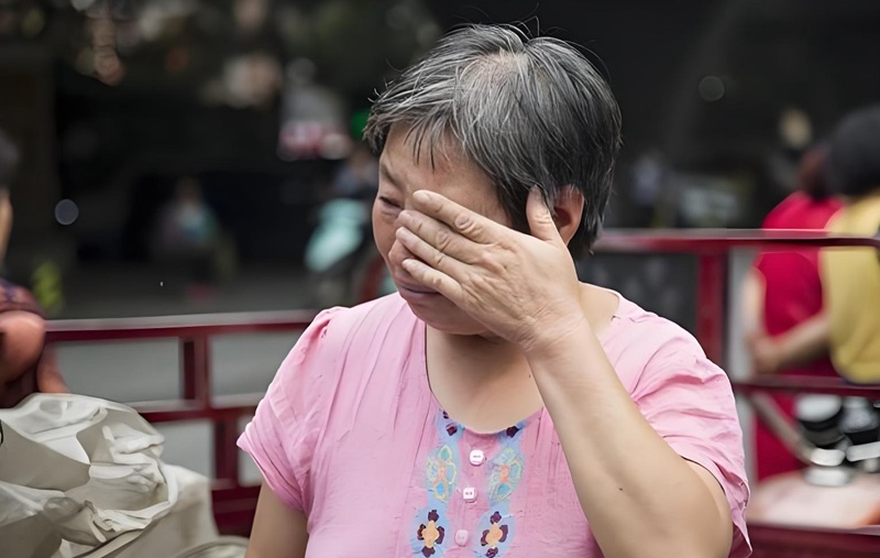 hình ảnh mẹ già khóc 6