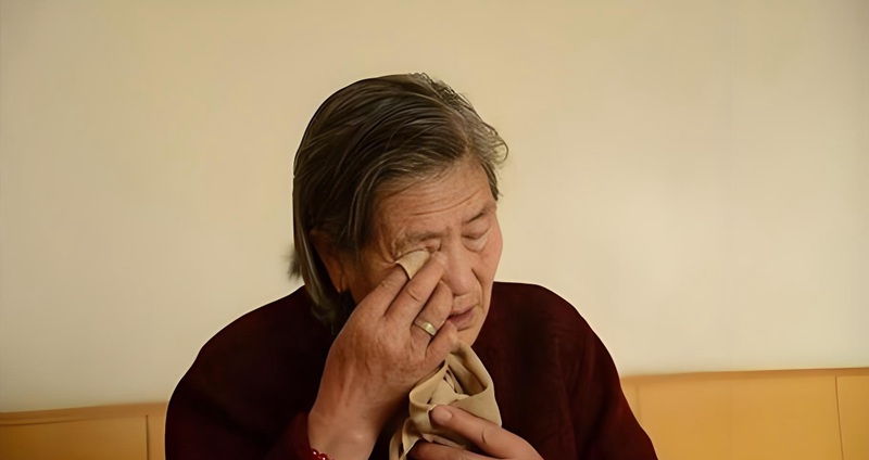 hình ảnh mẹ già khóc 7