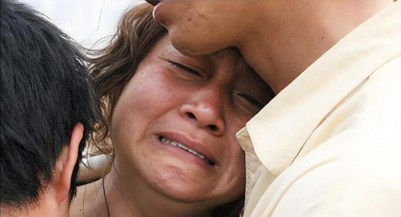 hình ảnh mẹ già khóc 8