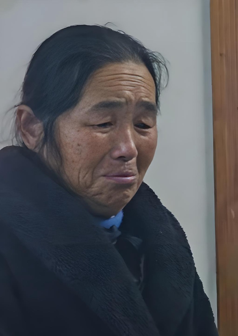 hình ảnh mẹ già khóc 9