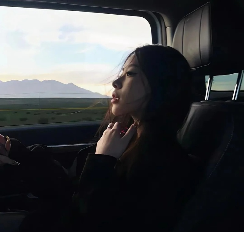 hình ảnh ngồi một mình buồn