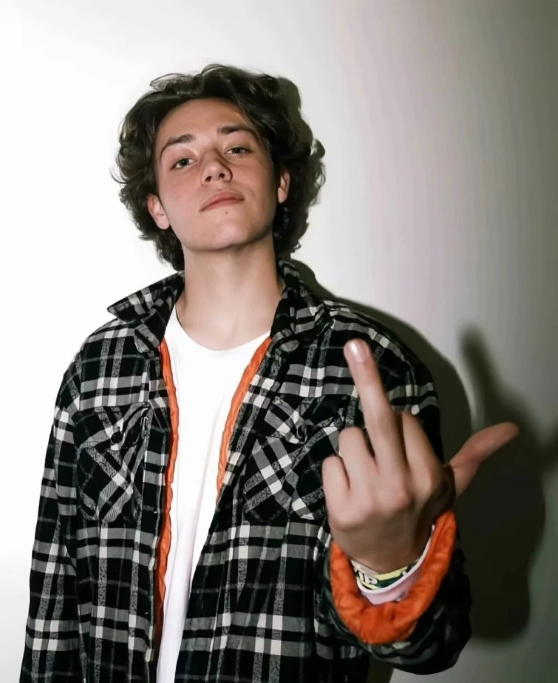 hình ảnh ngón tay giữa ngầu nam