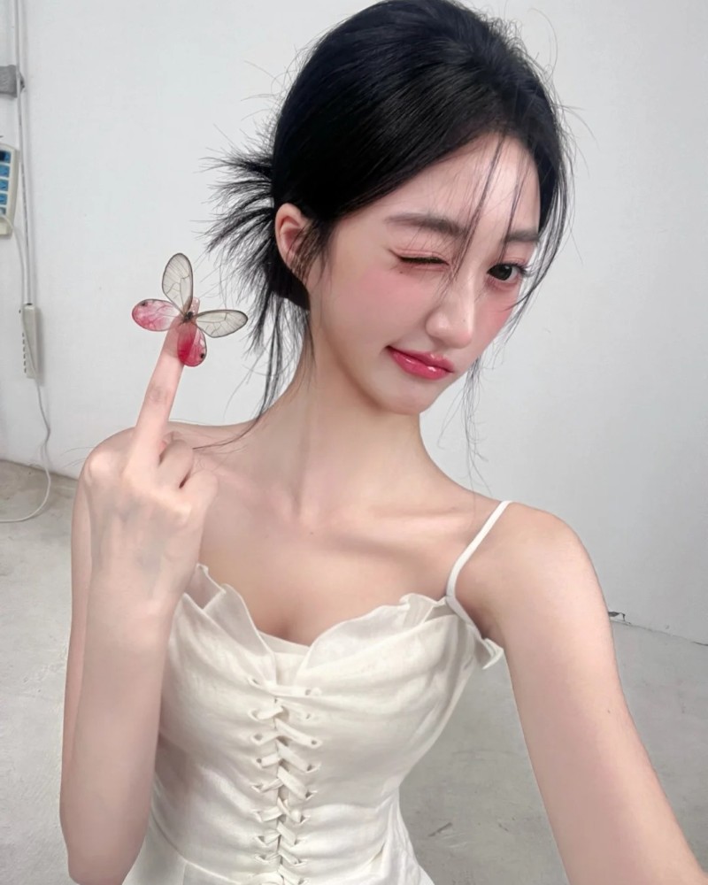 hình ảnh ngón tay giữa ngầu nữ