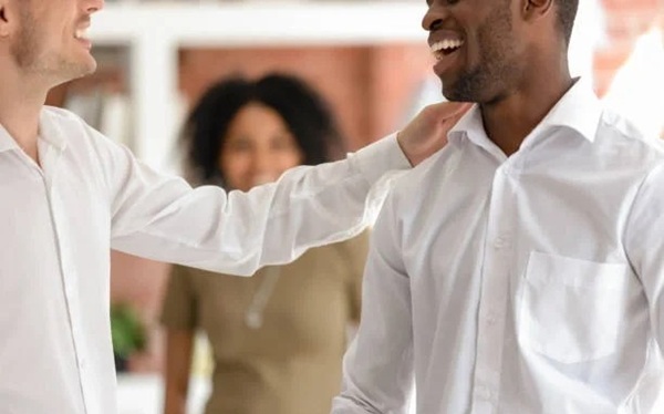 meme vỗ vai an ủi