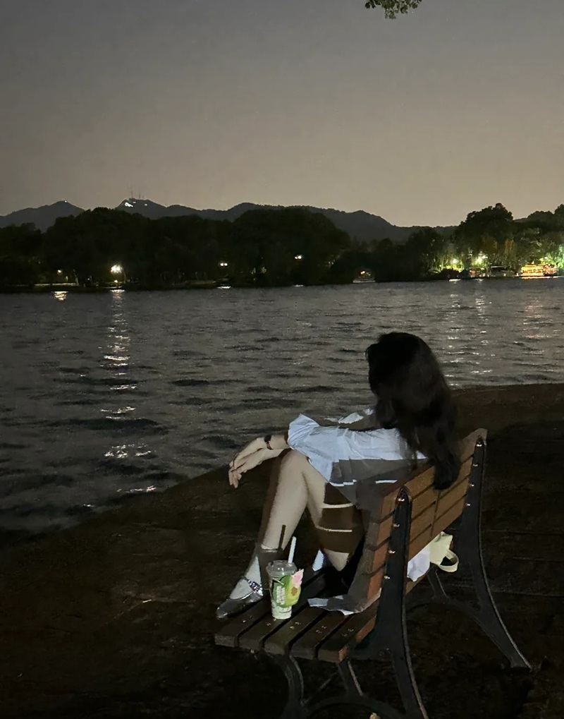 tải ảnh tâm trạng buồn của con gái